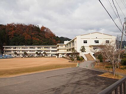 市立牧田小学校 約1.1km(徒歩約14分)
