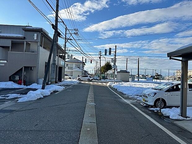 【現地写真】前面道路幅は約7.0ｍございます！対向車が来ても焦ることなく安心して車の出し入れができます◎