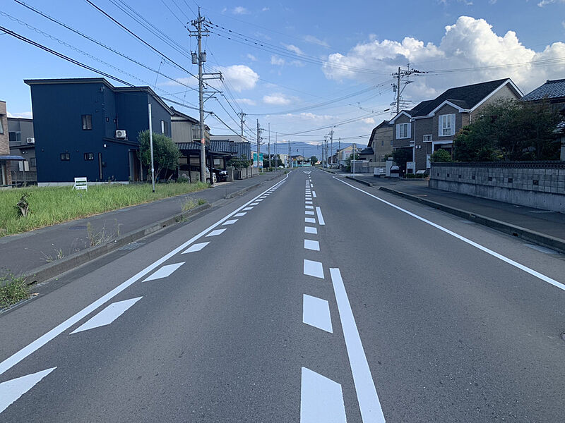 【現地写真】前面道路幅は約16ｍございます！運転に自信のない方も安心して駐車できるスペースがございます。