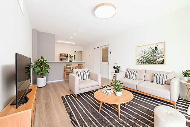 【リビング】約16帖のLDKは、大きな窓からたっぷりと自然光が入り込み、オープンなレイアウトと温かみのあるデザインが家族との快適で幸せな時間をサポートします。※家具の配置等はイメージです