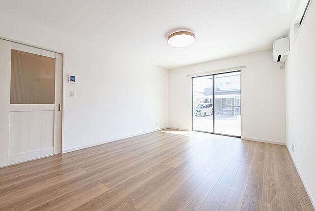 【【施工例】リビング】【施工例】LDKは対面キッチン仕様。キッチンに立ちながらお子様の様子を確認でき、毎日の家事も安心です。家族とつながりを感じられる、開放的な空間になっています。※家具配置はイメージです