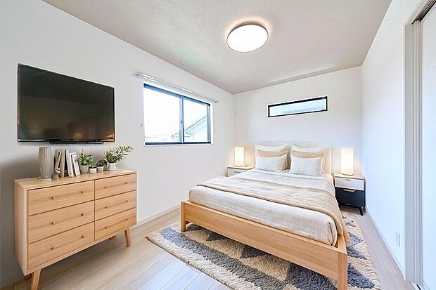 【【施工例】寝室】【施工例】自然光が差し込む主寝室は、落ち着いた雰囲気で心からくつろげる空間に。毎日の疲れを癒す、快適な寝室です。※家具配置はイメージです