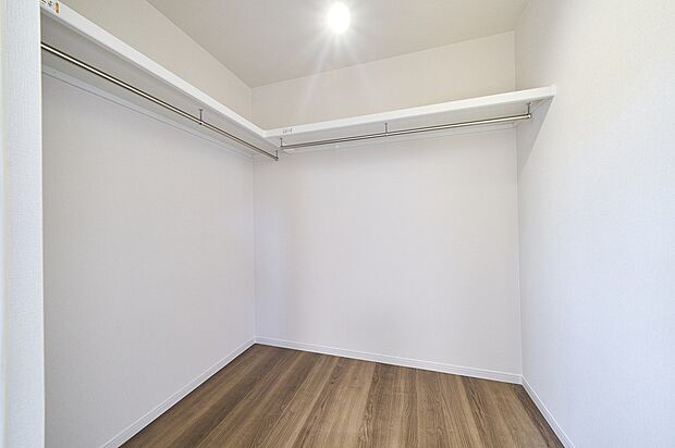 【【施工例】WICL】【施工例】ウォークインクローゼットは換気ができ、衣類を清潔に保管可能。歩きながら整理できるため、毎日の身支度もスムーズです。