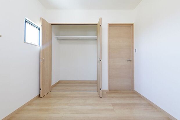 【洋室クローゼット】【施工例】洋室にはクローゼットを設け、衣類を掛けて収納できるハンガーパイプ付き。普段使いの服やバッグもすっきり整理できます。お部屋の広さを保ちながら、片づけがしやすい設計です。