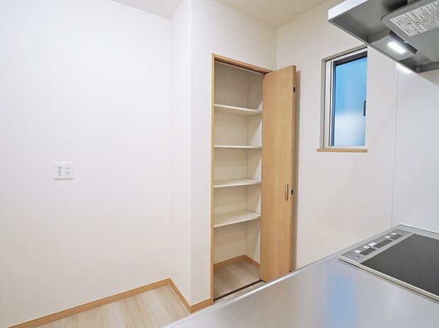 【キッチン物入】【施工例】キッチン背面の扉付き収納は、可動棚で自由に高さを調整可能◎ストック品をすっきりしまえ、扉を閉めれば整った印象に!見た目も機能も両立した実用的な収納です。