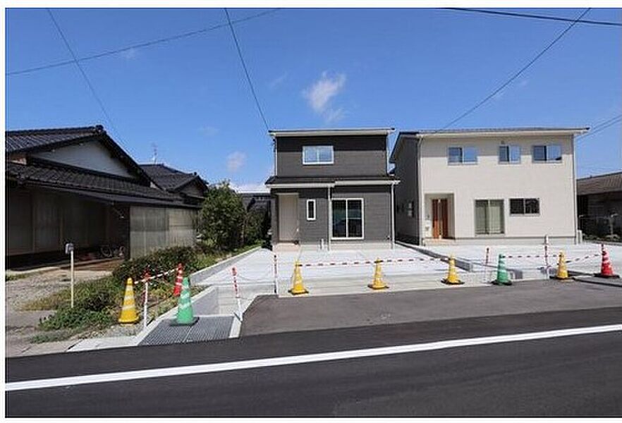 駐車場２台。スーパーやコンビニが近く、利便性の高い立地ですが、閑静な雰囲気もあるような立地です。