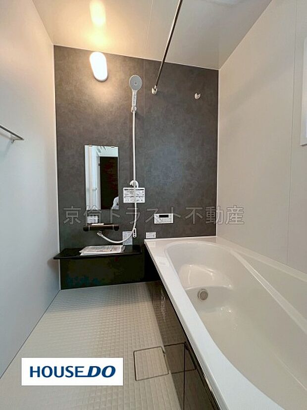 【浴室】浴室乾燥機付きのバスルーム。半身浴も気軽に楽しめるベンチ付き浴槽は節水効果もあります!