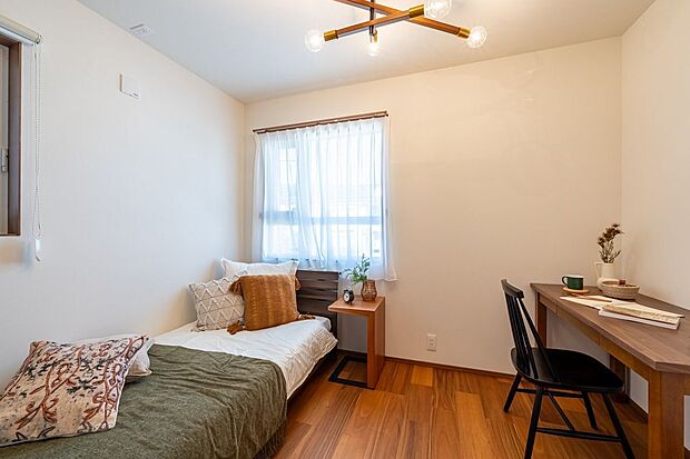 【洋室】■2号地洋室1 約5.1帖の洋室は、お子様のお部屋に適したサイズで、家具の配置の自由度が高いお部屋です。オープンタイプのクローゼットは出し入れがスムーズで、日常使いの物の収納に便利です。