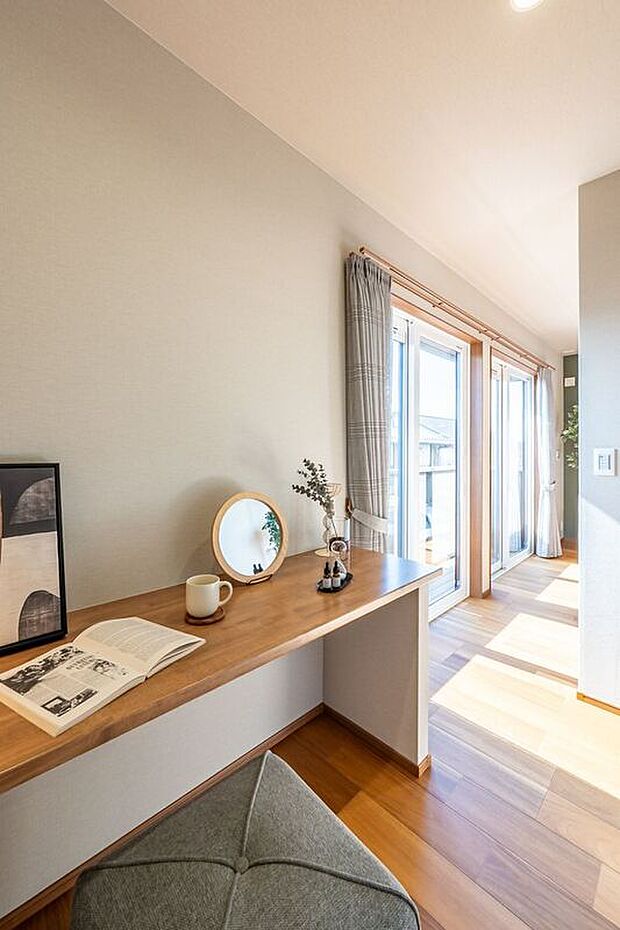 【寝室】■2号地主寝室 主寝室にはワークスペースを設けました。テレワークはもちろんこと、就寝前のちょっとした時間を使って作業をしたり、趣味に没頭したりと、時間を有効に使えるのも魅力です。