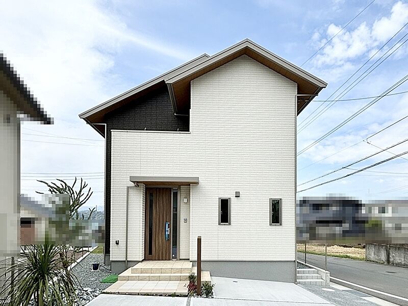 小中学校徒歩15分圏内！
スーパーも近く毎日のお買い物にも便利な閑静な住宅街です
敷地は玄関、駐車場出入り口となる北側道路と、西側道路に接する角地です