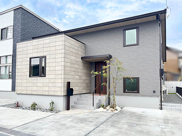 【【11号地】空間を立体的に活かすスキップフロアのある平屋】・ミサワホームの「蔵のある平屋」
・スキップフロアのある平屋
・玄関側とリビング側から使える、大容量13.5帖の1階蔵
・最大高4.2m、羽目板の勾配天井で明るく開放的なリビング
・4帖のロフト付き
・ガス衣類乾燥機「乾太くん」
・太陽光発電4.32Kw
・GX志向型住宅