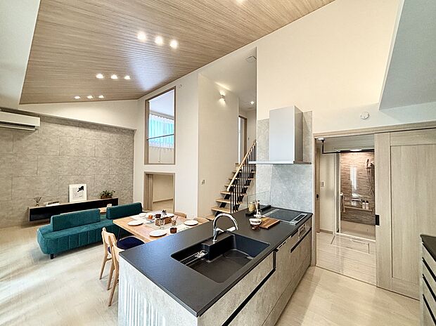 【【11号地】空間を立体的に活かすスキップフロアのある平屋】スキップフロアと蔵収納が特徴的な平屋。最大高4.2ｍの勾配天井が開放的で心地よいリビング。蔵上の1.5階は、リビングも見渡せて家族とのコミュニケーションがとりやすいおすすめの空間です。