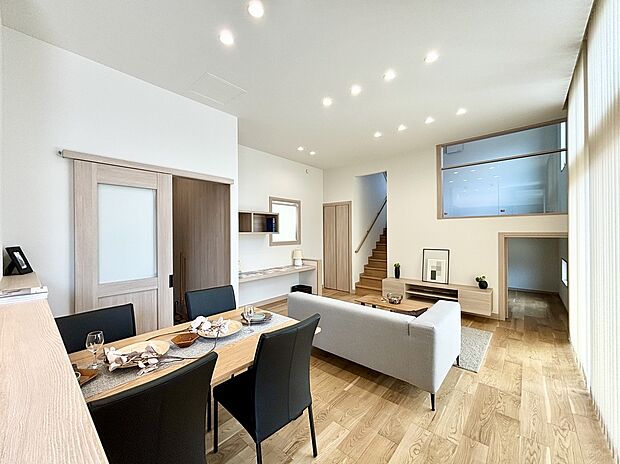 【【5号棟】リビング】ホワイトアッシュ系の色合いは部屋全体をより明るくより広く感じさせます。リビング学習やお仕事に最適なカウンターは、家族とほどよい距離感を保ちつつ、集中して作業ができるスペースとして大活躍!