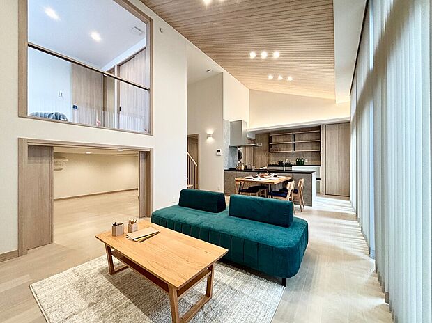 【施工事例：蔵のある平屋（富士宮市野中11）】「蔵のある平屋」は、玄関側とリビング側の両方から使える大容量13.5帖の蔵収納が魅力
最大天井高4.2ｍの羽目板勾配天井により、明るく開放的なリビング空間を実現
ガス衣類乾燥機「乾太くん」や太陽光発電4.32Kwを搭載し、
GX志向型住宅として快適で環境にも配慮した住まいです
収納力・開放感・機能性を兼ね備えた、家族みんなにおすすめのスキップフロアのある平屋です！