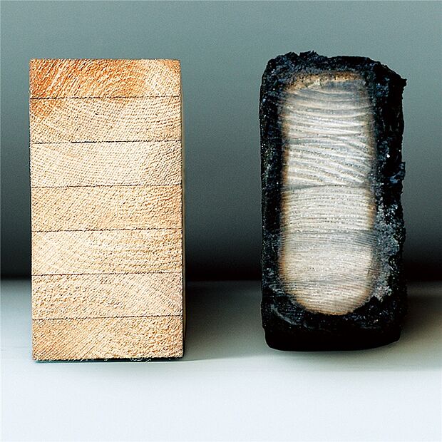 【表面の炭化層が燃焼を遅らせます】木は火や腐朽に強く、長持ちする素材です。
木は鉄に比べて火に弱い、というイメージがありますが、実は鉄より火に強いともいえます。その理由は、火は酸素がないと燃えないという当たり前の性質にあります。木は火がつくと表面が炭化して内部への酸素供給を断ち、燃えにくくなるために強度は急激には下がりません。