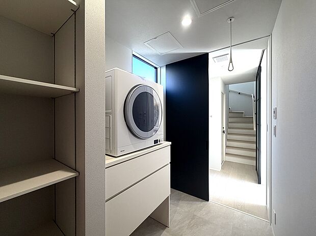 【脱衣室】洗面脱衣分離式は、洗面室と脱衣室を分けることで、家族が同時に使いやすく、プライバシーや衛生面にも配慮できる間取りです。脱衣室にはガス乾燥機付き。