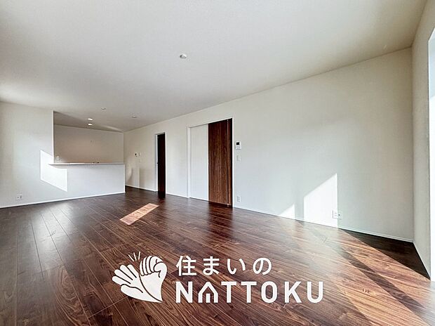 現地写真(リビング)
フローリング材には、木目、色調など木材特有の風合いがあり、ナチュラルな美しさになっています。