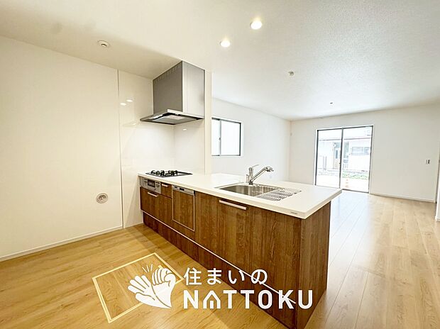 現地写真(キッチン)
収納たっぷりのシステムキッチン、浄水器付水栓を標準装備しています。