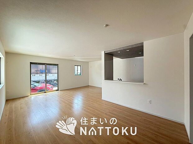 現地写真(リビング)
フローリング材には、木目、色調など木材特有の風合いがあり、ナチュラルな美しさになっています。