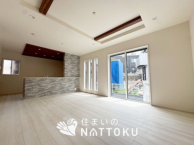 現地写真(リビング)
フローリング材には、木目、色調など木材特有の風合いがあり、ナチュラルな美しさになっています。