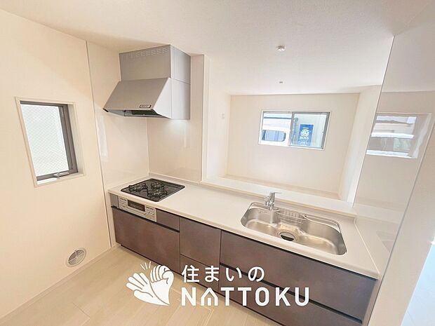 現地写真（キッチン）
収納たっぷりのシステムキッチン、浄水器付水栓を標準装備しています。