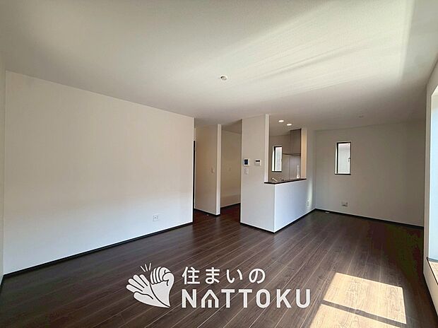 現地写真(リビング)
フローリング材には、木目、色調など木材特有の風合いがあり、ナチュラルな美しさになっています。