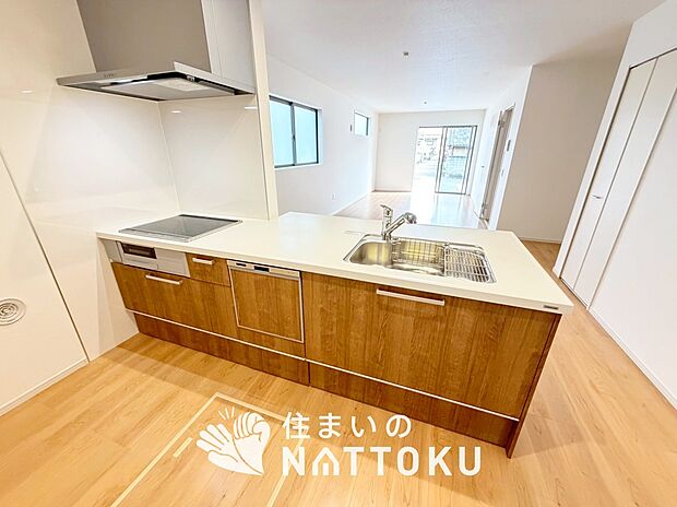 現地写真（キッチン）
収納たっぷりのシステムキッチン、浄水器付水栓を標準装備しています。
