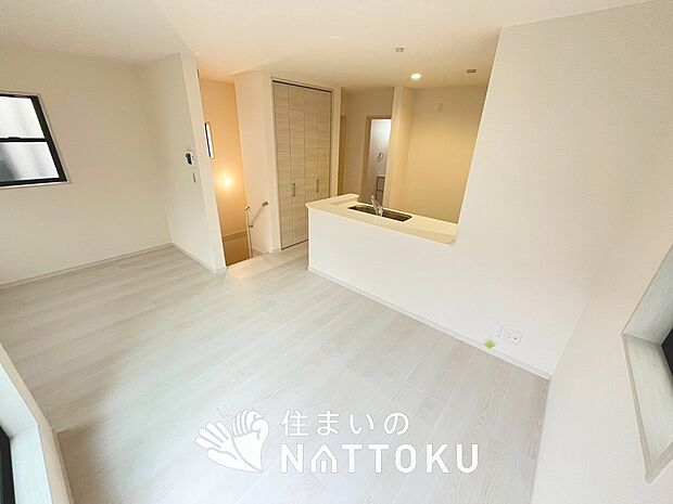 現地写真(リビング)
フローリング材には、木目、色調など木材特有の風合いがあり、ナチュラルな美しさになっています。