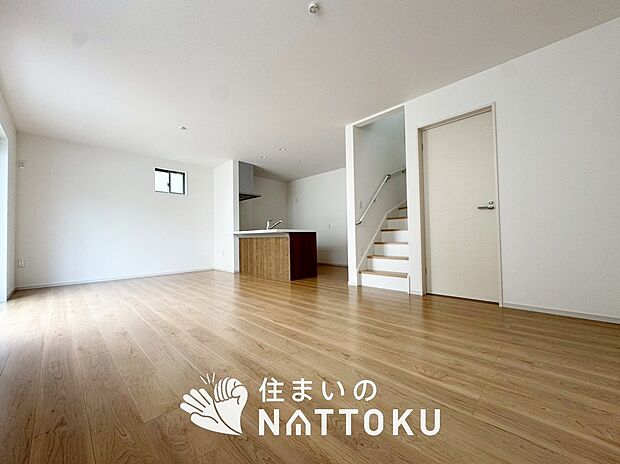 現地写真(リビング)
フローリング材には、木目、色調など木材特有の風合いがあり、ナチュラルな美しさになっています。