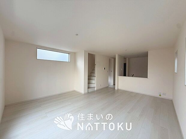 現地写真(リビング)
フローリング材には、木目、色調など木材特有の風合いがあり、ナチュラルな美しさになっています。