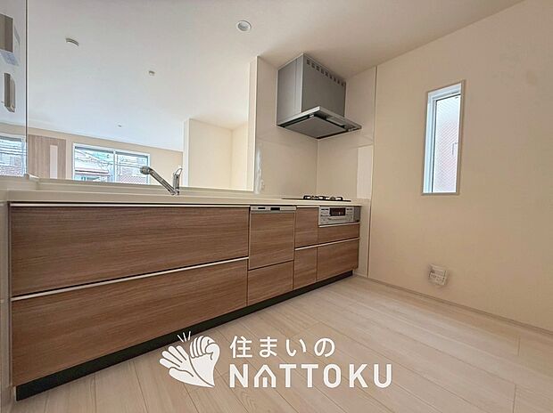 現地写真(キッチン)
収納たっぷりのシステムキッチン、浄水器付水栓を標準装備しています。