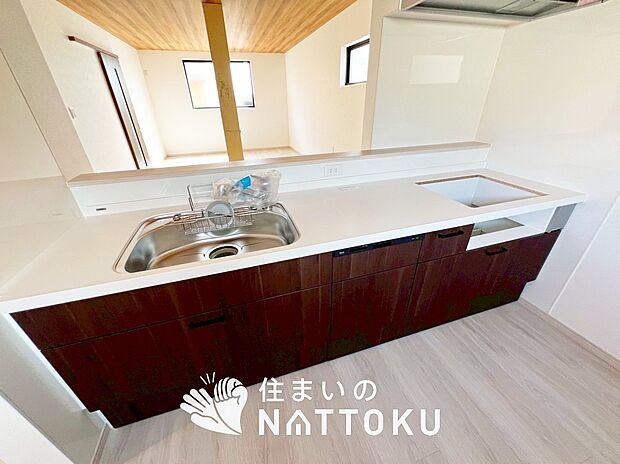 現地写真(キッチン)
収納たっぷりのシステムキッチン、浄水器付水栓を標準装備しています。