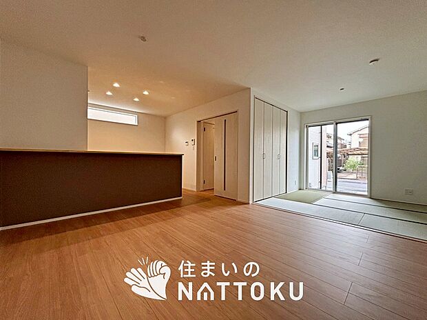 現地写真(リビング)
フローリング材には、木目、色調など木材特有の風合いがあり、ナチュラルな美しさになっています。