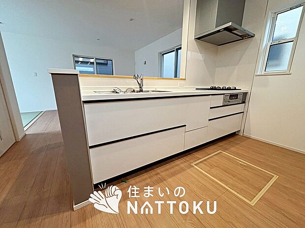 現地写真(キッチン)
収納たっぷりのシステムキッチン、浄水器付水栓を標準装備しています。