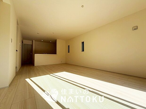 現地写真(リビング)
フローリング材には、木目、色調など木材特有の風合いがあり、ナチュラルな美しさになっています。