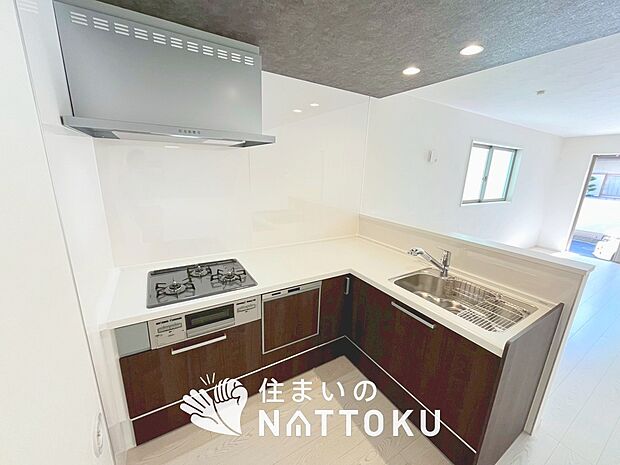 現地写真(キッチン)
収納たっぷりのシステムキッチン、浄水器付水栓を標準装備しています。