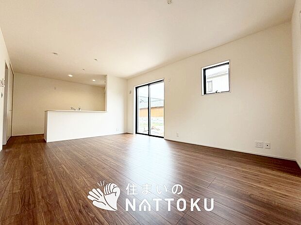 現地写真(リビング)
フローリング材には、木目、色調など木材特有の風合いがあり、ナチュラルな美しさになっています。