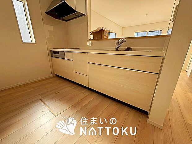 現地写真(キッチン)
収納たっぷりのシステムキッチン、浄水器付水栓を標準装備しています。