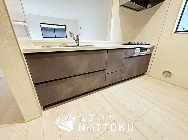 現地写真(キッチン)
収納たっぷりのシステムキッチン、浄水器付水栓を標準装備しています。