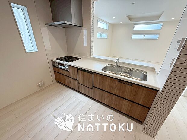 現地写真（キッチン）
収納たっぷりのシステムキッチン、浄水器付水栓を標準装備しています。
