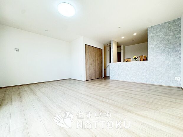 現地写真（リビング）
フローリング材には、木目、色調など木材特有の風合いがあり、ナチュラルな美しさになっています。
