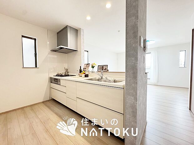 現地写真（キッチン）
収納たっぷりのシステムキッチン、浄水器付水栓を標準装備しています。
