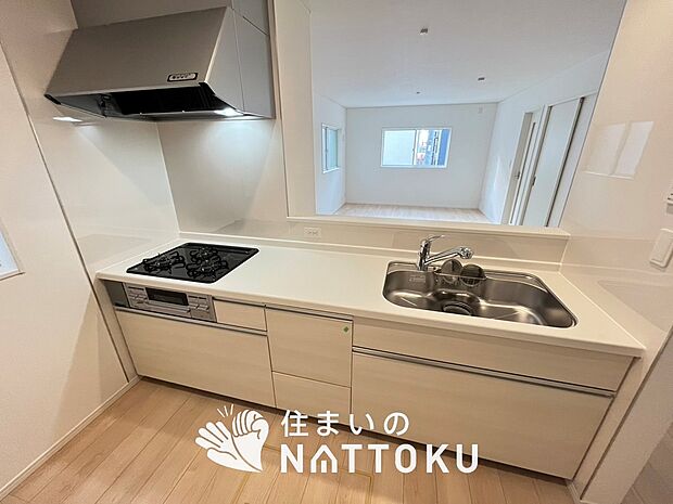 現地写真（キッチン）
収納たっぷりのシステムキッチン、浄水器付水栓を標準装備しています。
