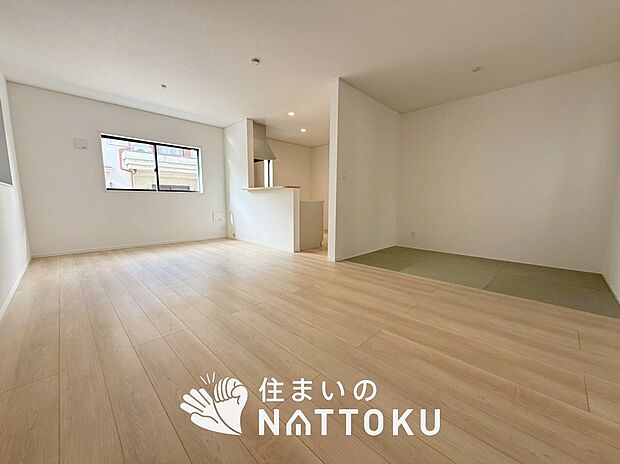 現地写真（リビング）
フローリング材には、木目、色調など木材特有の風合いがあり、ナチュラルな美しさになっています。
