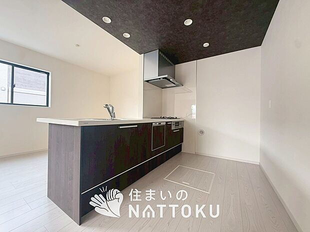 現地写真（キッチン）
収納たっぷりのシステムキッチン、浄水器付水栓を標準装備しています。
