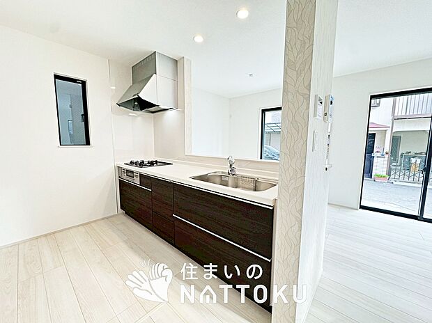 現地写真（キッチン）
収納たっぷりのシステムキッチン、浄水器付水栓を標準装備しています。
