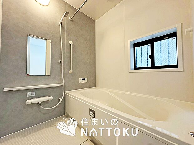 現地写真（浴室）
浴室暖房乾燥機付き。１坪タイプで広々です。