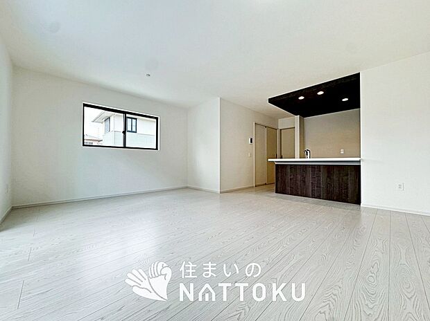 現地写真（リビング）
フローリング材には、木目、色調など木材特有の風合いがあり、ナチュラルな美しさになっています。