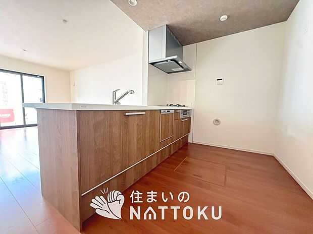 現地写真（キッチン）
収納たっぷりのシステムキッチン、浄水器付水栓を標準装備しています。
