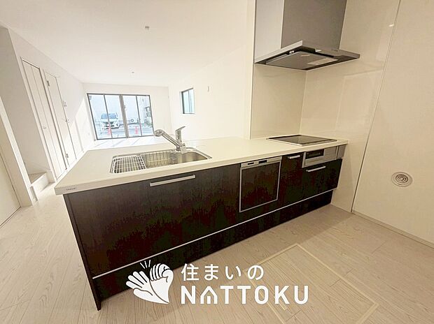 現地写真（キッチン）
収納たっぷりのシステムキッチン、浄水器付水栓を標準装備しています。